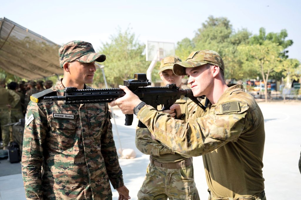 SWComd_IA's tweet photo. Exercise #AustraHind 2022

Troops of #IndianArmy and #AustralianArmy familiarising with each other’s weapon systems and equipment during the ongoing #JointExercise #AustraHind 2022 at Mahajan Field Firing Ranges.

#IndiaAustraliaFriendship

@AustralianArmy
@adgpi https://t.co/y4cgHU4Iwu
