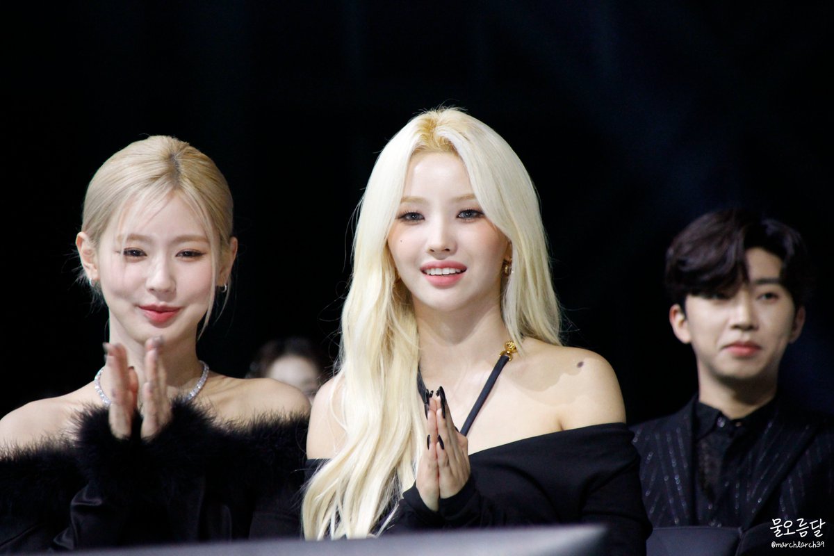 marchlarch39's tweet photo. 221126 MMA 가수대기석 (여자)아이들
#MMA #MMA2022 #GIDLE #여자아이들 #GIDLEatMMA2022 #MIYEON #미연 #SOYEON #소연 https://t.co/BQot8jgfP0