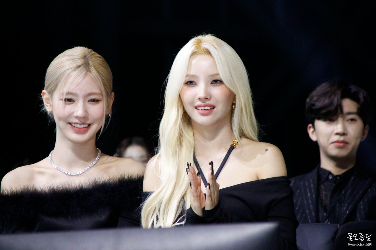 marchlarch39's tweet photo. 221126 MMA 가수대기석 (여자)아이들
#MMA #MMA2022 #GIDLE #여자아이들 #GIDLEatMMA2022 #MIYEON #미연 #SOYEON #소연 https://t.co/BQot8jgfP0