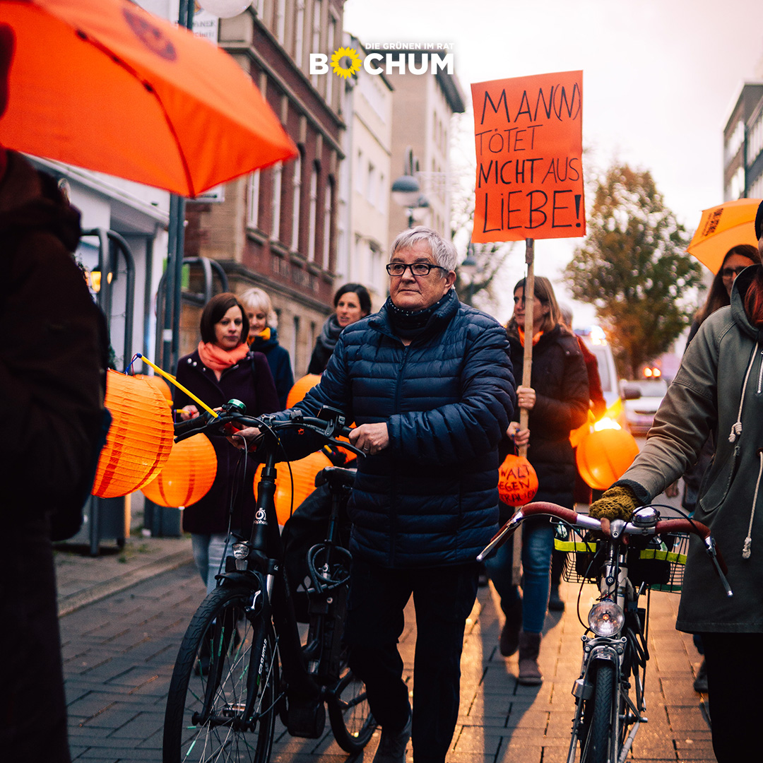 Am #25November war der Tag gegen #gewaltgegenfrauen. Wir waren beim Laternenumzug zum Kunstmuseum und dem  20-jährigen Jubiläum des Netztwerks „Gewalt gegen Frauen und Mädchen und Häusliche Gewalt“ dabei. Wart ihr auch unterwegs?