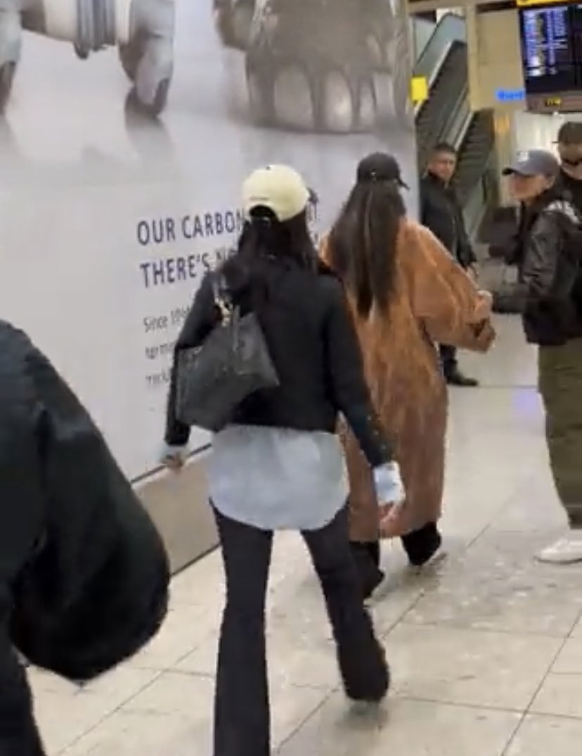 SHINEWITHLISA_'s tweet photo. LISA  ARRIVED IN LONDON https://t.co/reMnv7ogkz
