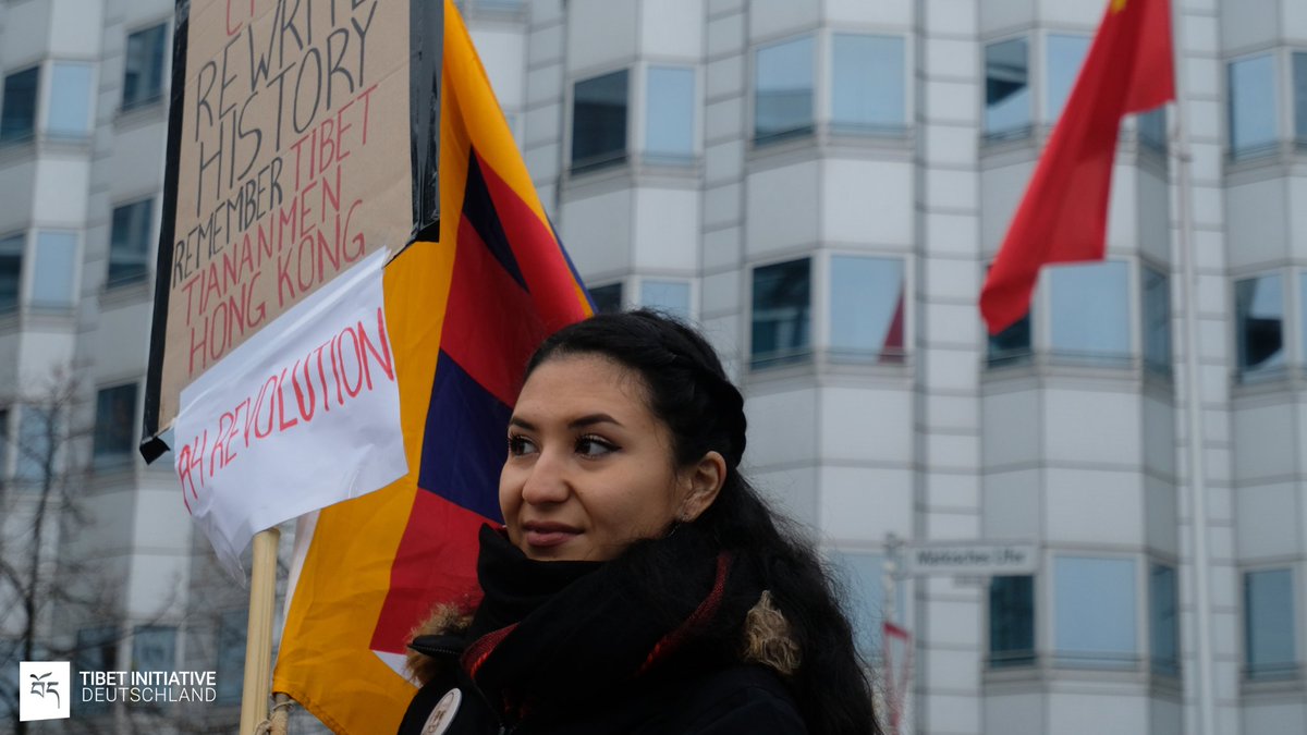 tibetinitiative's tweet photo. Seit über 30 Jahren demonstriert die TID für Menschenrechte in Tibet. Die Zusammenarbeit mit veschienden Gruppen ist mit der Zeit gewachsen. Heute protestieren Menschen aus #Tibet, #Hongkong, #Ostturkestan, #Taiwan, #China und #Deutschland gemeinsam gegen die KPCh. #Crossmovement https://t.co/jFp0ezAN2G
