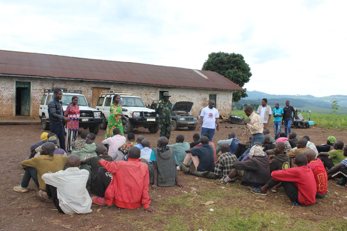 DieudoDieudonne's tweet photo. Le @pddrcs SUD-KIVU et ses partenaires du DDR ENFANT (DIVAS, BVES, TPO, MONUSCO) ont certifié 28 enfants sur les 46 présumés enfants identifiés dans les nouvelles recrues des FARDC en province du Sud-Kivu ce lundi 29 novembre 2022 au site de Kavumu dans le territoire de Kabare. https://t.co/J8JeA4i1pc