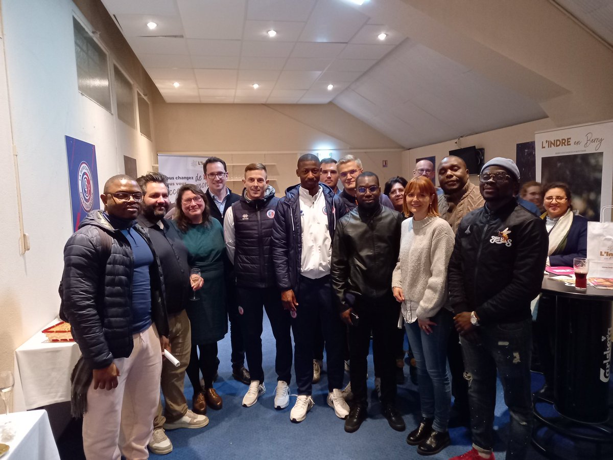 Doc36fr's tweet photo. Simplicité, bienveillance et convivialité : 3 mots qui résument l’accueil à l’attention des nouveaux arrivants dans l’@Indre36. Ambiance chaleureuse autour d’un match de foot malgré un score décevant  #intégration #accompagnement #attractivité #IndreSanté @CHChateaurouxLB https://t.co/anuFYFD32H