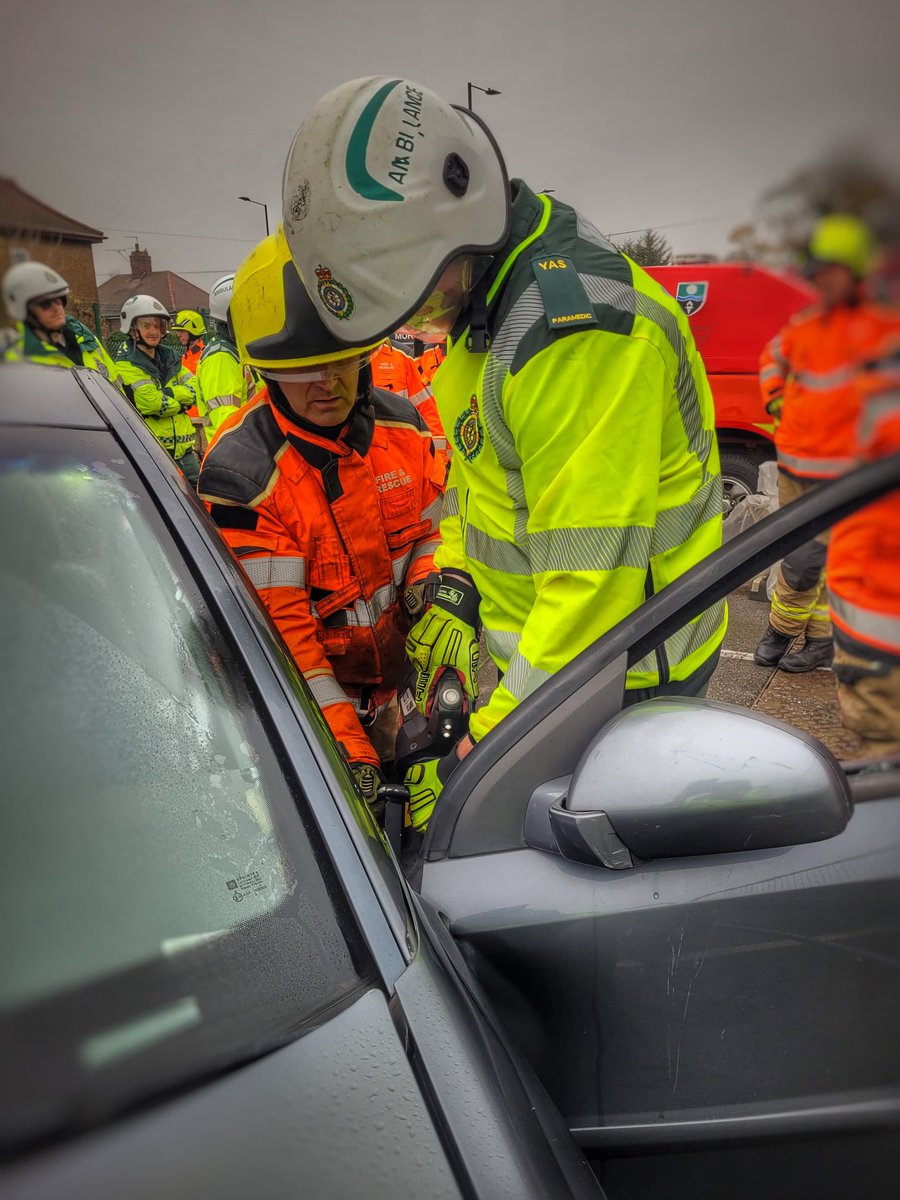 CC_CPD's tweet image. Fantastic training &amp;amp; collaborative working with our colleagues &amp;amp; friends at @SYFR Doncaster this morning 🚒 🚑

A better understanding of each others roles, thought processes, priorities &amp;amp; limitations, all contribute to providing excellent Patient-Centred Care. 

@YorksAmbulance