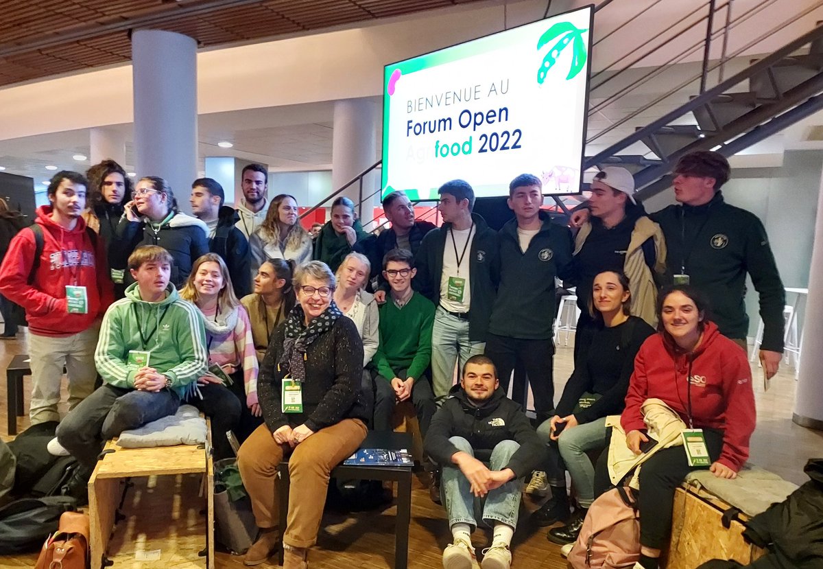 Fin de ce #Livetweet 🙋‍♂️

Merci à tous de m'avoir suivit sur cette journée très enrichissante à #OpenAgrifood 
Merci à @Groupe_ESA et au #Bachelor #Agroecology &amp; Food Systems de m'avoir permis une telle expérience !

A l'année prochaine ! 💫

#OAF2022 #inoubliable