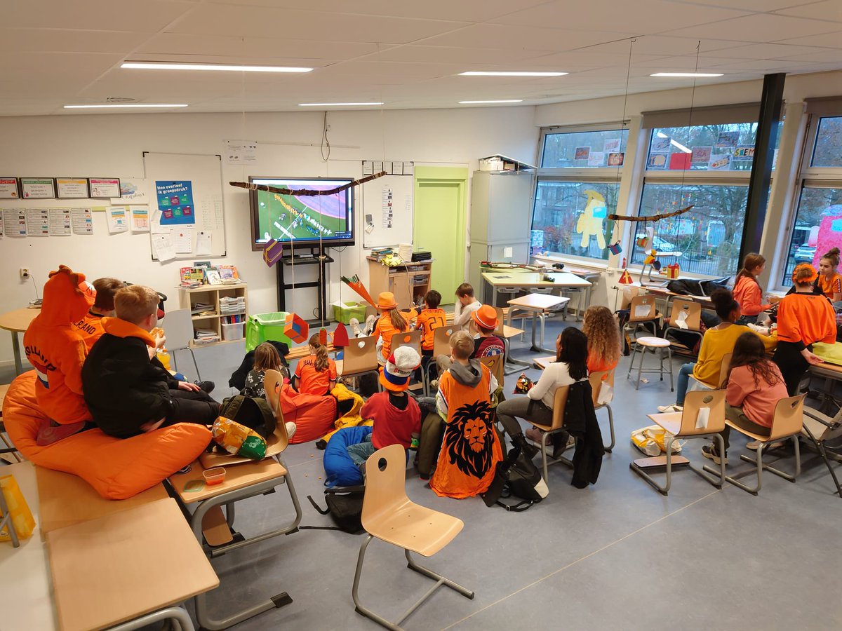 In @SAAMscholen traditie van “ bier &amp;bitterballen, kijkt groep 8 <a href="/BSPiusX/">BS Pius X</a> SAAM voetbal #ranja&amp;bitrerballen=samenvieren