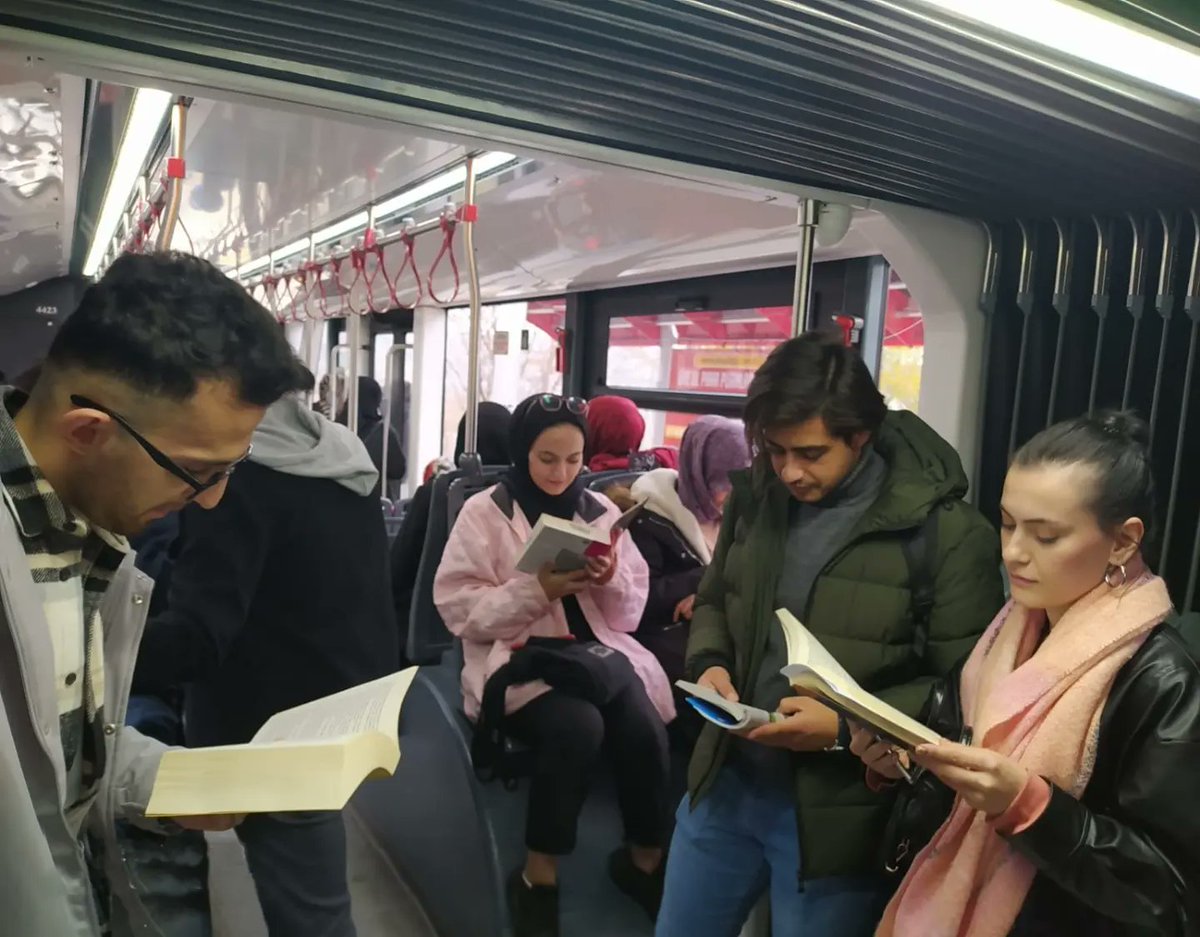 Ahbaplarımız ile birlikte Farkındalık: Kitap Oku etkinliğinde toplu taşımada yanımızda getirdiğimiz kitapları okuyarak vatandaşlarımıza farkındalık oluşturmaya çalıştık. Katılan Ahbaplarımıza teşekkür ederiz. 💚  @ahbap_uni @ahbap_malatya