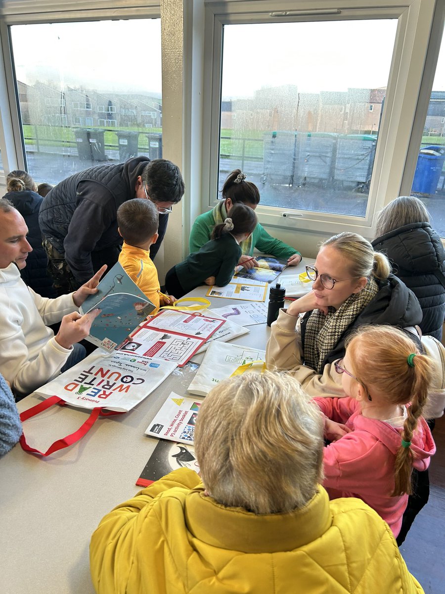 Thank you to our Primary 2 and 3 families who were able to attend our Read, Write, Count giving event this afternoon. What a turnout! The children loved sharing their learning with you ⭐️💚 @StNiniansRCDund @ReadWriteCount #dundeelearning