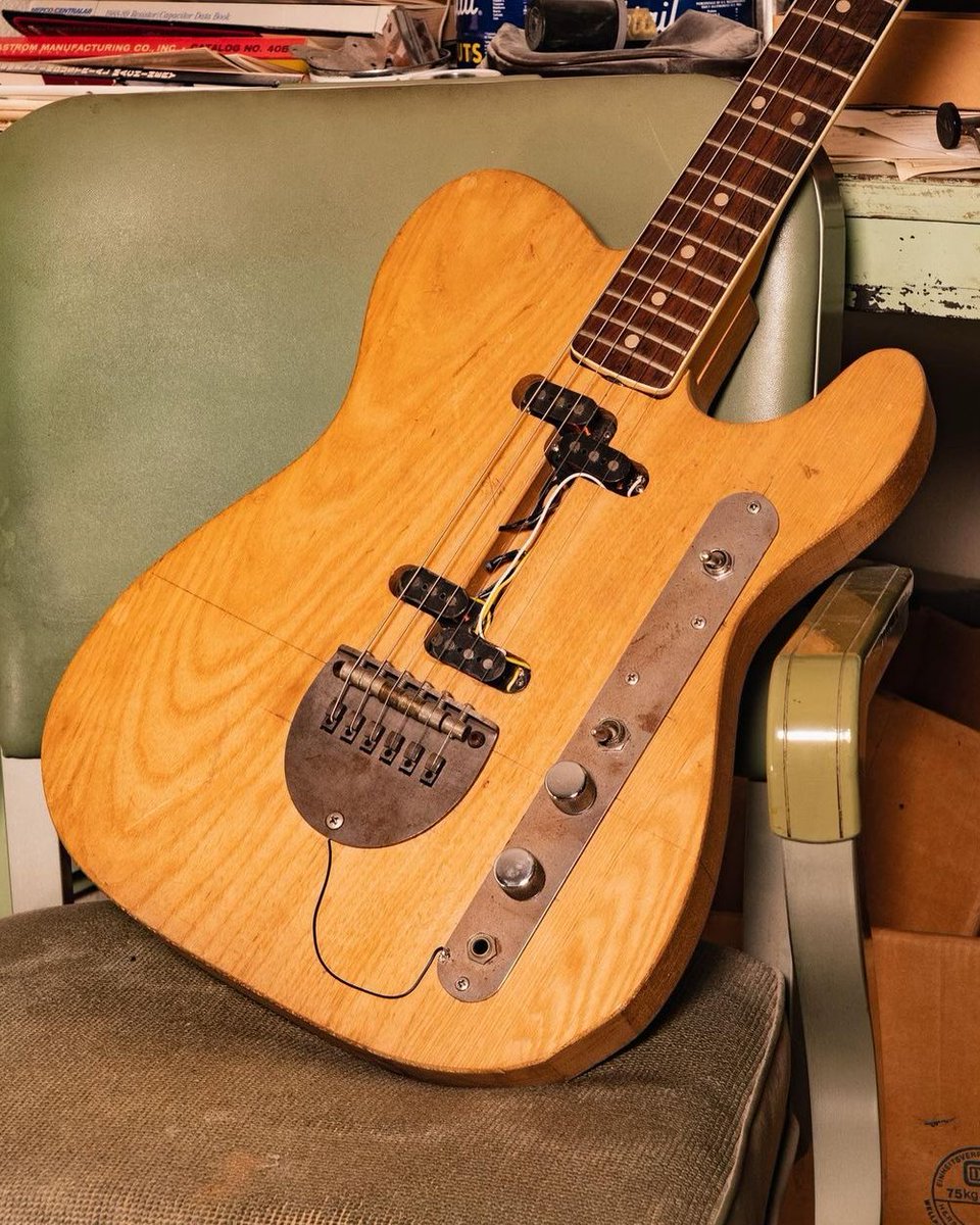 muerdekeroyo's tweet photo. #TeleTuesday #LeoFender #CLFResearch Leo Fender’s 1967-68 electronics and bridge development for a new body style 1970 model. Things…didn’t work out. Leo’s contract with CBS expired but in the last few months of 1969 Leo almost got it done.
Follow the thread ⬇️ https://t.co/ze0xwAHNHU