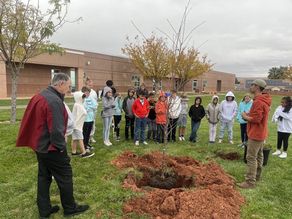 daldixon9's tweet photo. A few weeks back we had the opportunity to plant a few new trees with @TreeUtah @Redmtelementary It was fun learning about trees. @washk12 https://t.co/K3tFQ21roe