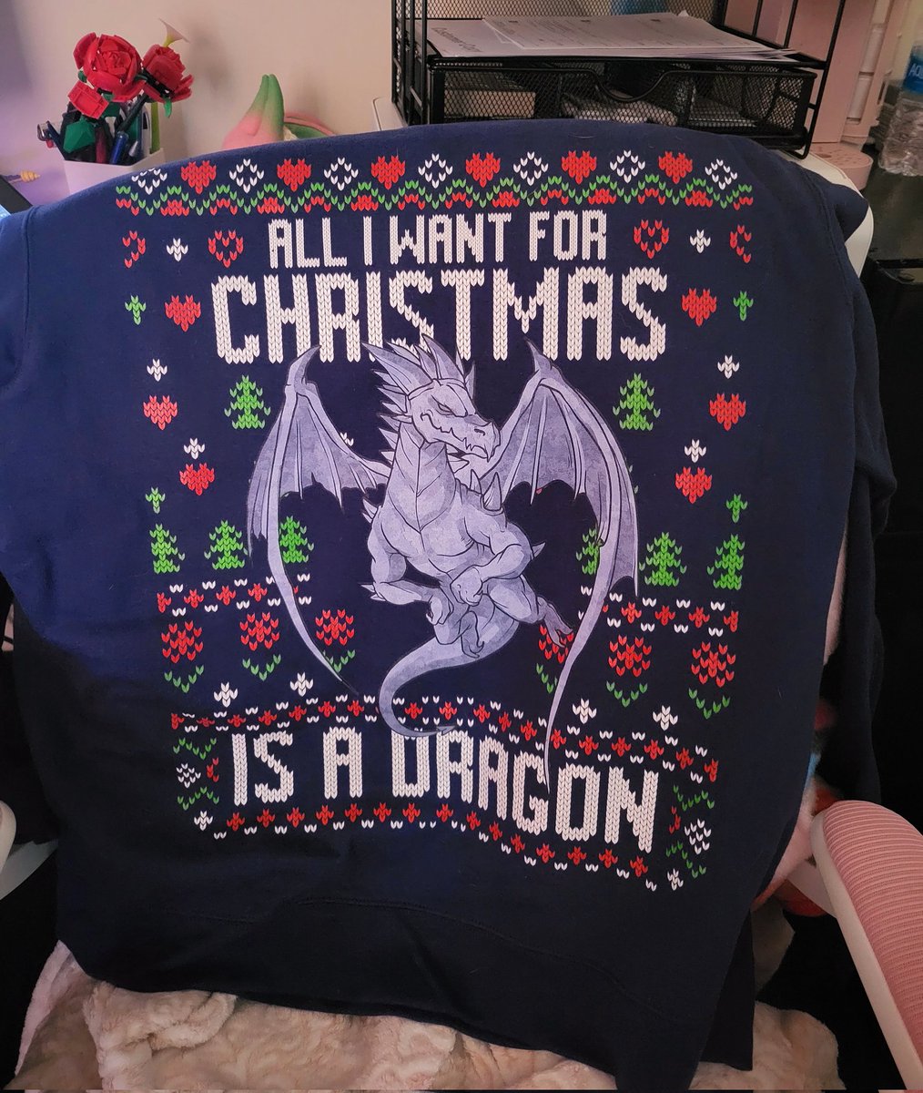 LillaDraakon's tweet photo. My new sweater for Christmas is here!! https://t.co/umPgRIsJZF