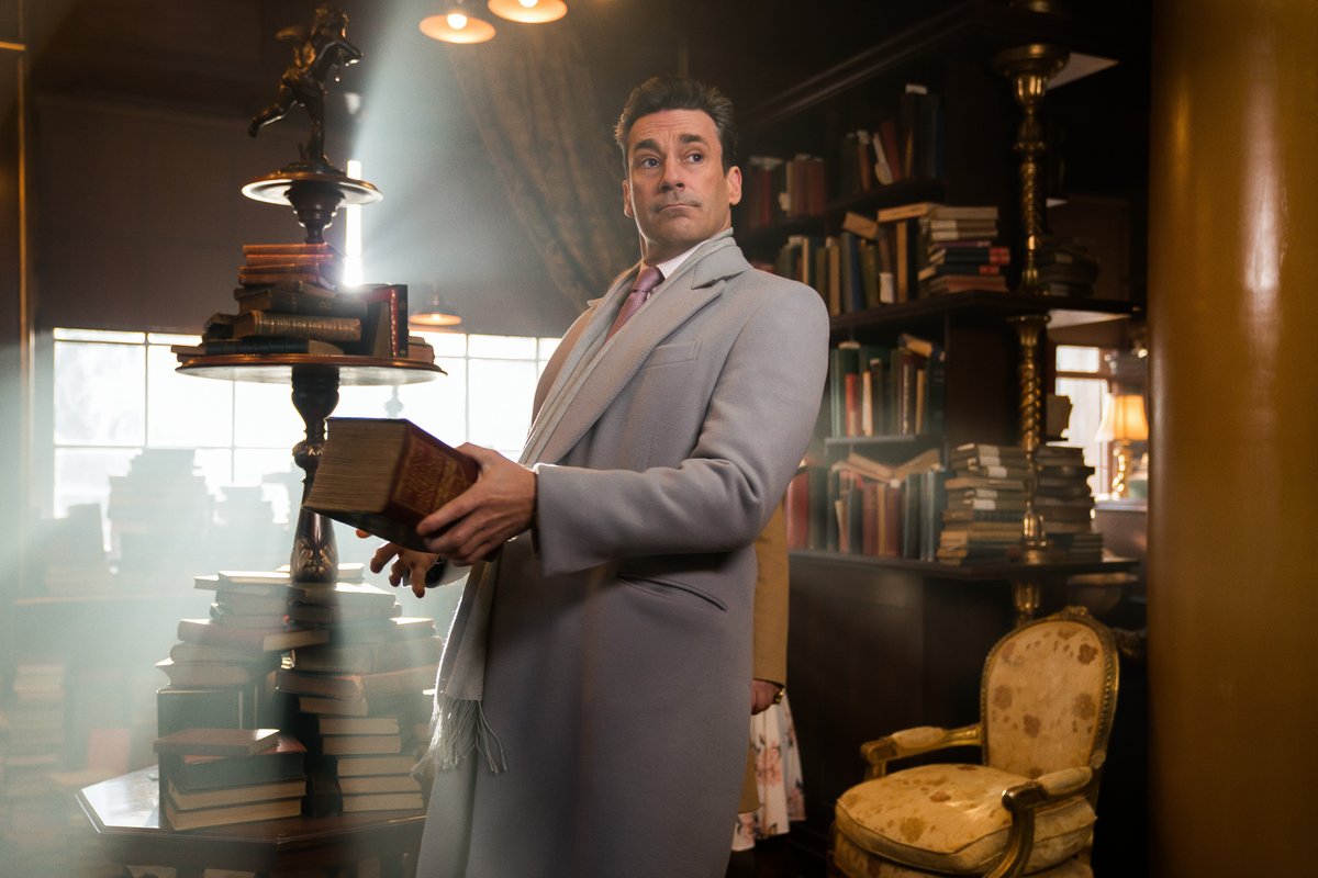 GoodOmensPrime's tweet photo. What kind of book is Gabriel buying? 📚 #GoodOmens https://t.co/Gdub4qfzVu