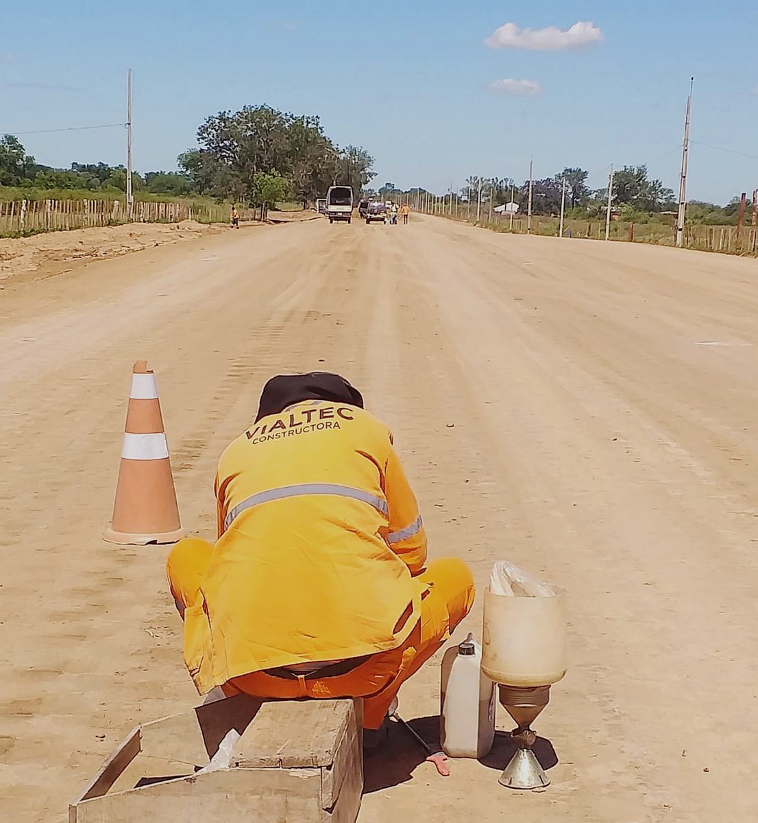 RutaDeLaLechePy's tweet photo. Mucho movimiento se registra en zona de obras del Lote 1, frente Vialtec S.A., que avanza con trabajos de carga de material para terraplén y regularización de subrasante, entre las progresivas 37+900 a 40+600 del tramo principal.
@el_BID @mopcparaguay https://t.co/UYS2Mc520a
