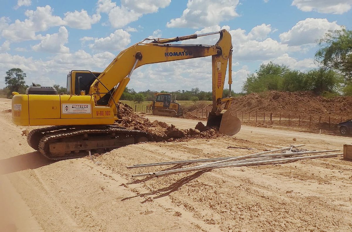 RutaDeLaLechePy's tweet photo. Mucho movimiento se registra en zona de obras del Lote 1, frente Vialtec S.A., que avanza con trabajos de carga de material para terraplén y regularización de subrasante, entre las progresivas 37+900 a 40+600 del tramo principal.
@el_BID @mopcparaguay https://t.co/UYS2Mc520a