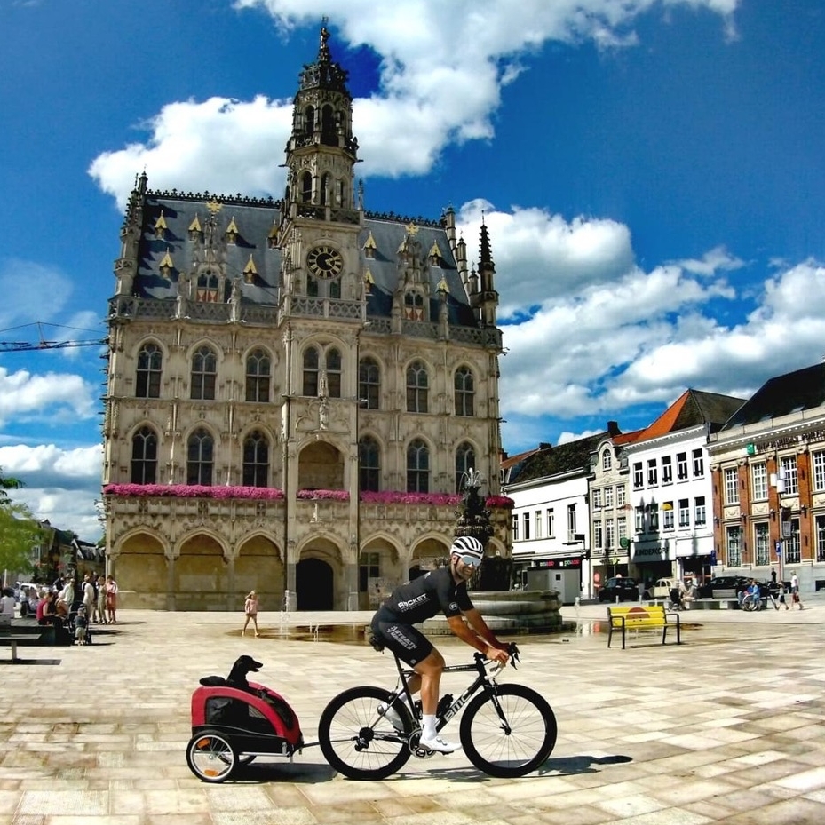 thomsonbiketour's tweet photo. Meet the team! This is Dani Muren and Lulú. Dani is our Belgium expert, based in East Flanders but with Spanish roots, our key guide on Spring Classics trips.
https://t.co/4juarUsy6q
#roadcycling #belgium #belgianclassics #crossisboss #sausagedog #cycling https://t.co/fB2AADu5Kt