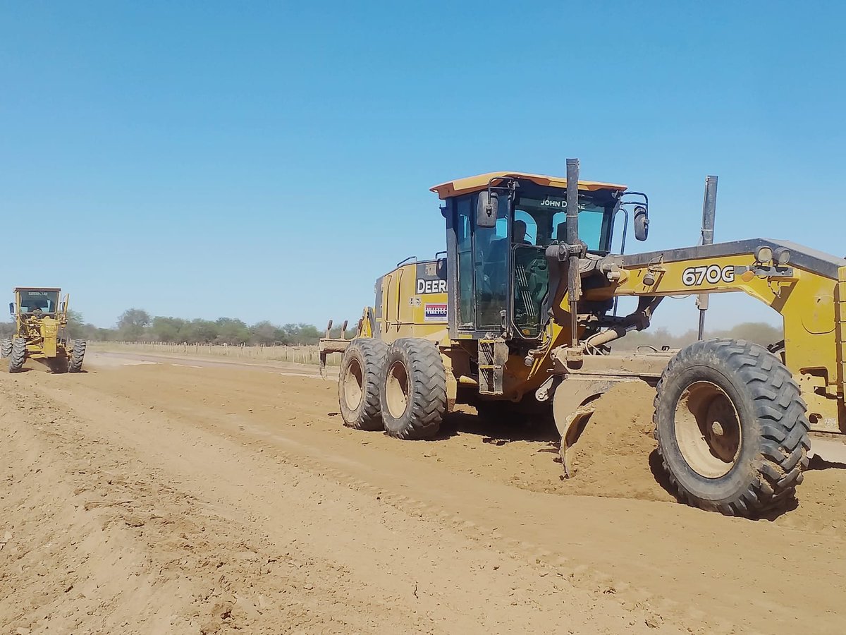 RutaDeLaLechePy's tweet photo. Mucho movimiento se registra en zona de obras del Lote 1, frente Vialtec S.A., que avanza con trabajos de carga de material para terraplén y regularización de subrasante, entre las progresivas 37+900 a 40+600 del tramo principal.
@el_BID @mopcparaguay https://t.co/UYS2Mc520a