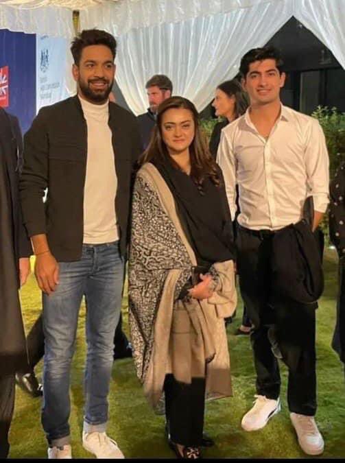 Muzamiil10's tweet photo. Boys with special fan
 #PAKvsEng #PAKvsEng2022 https://t.co/1z3fahcJVi