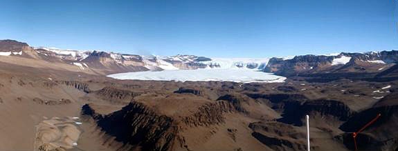 Wondermondo's tweet image. Strange place of the day 4:
Airdevronsix icefall in #Antarctica, 77.5217 S 160.3829 E.
One of the most impressive natural landmarks in the world: some 5 kilometers wide and 400 m high icefall.  #icefall #strangeplaces
1/2