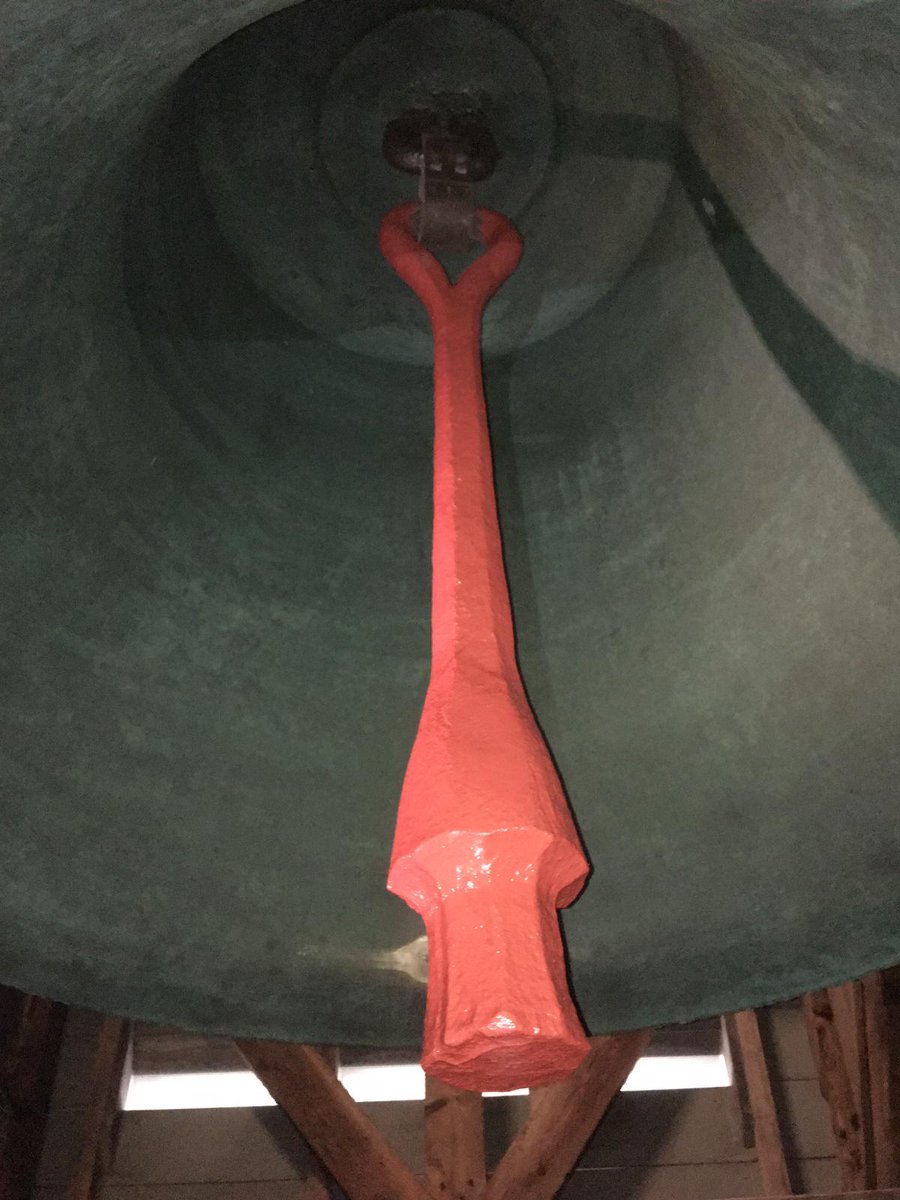 De klepel van de Banklok gegoten door Steven Buitendicc is weer terug in de Buurtoren!! Na een warmtebehandeling van  1000 graden is de hardheid van de klepel weer goed. Hij klinkt dankzij de klokkenmaker weer als vanouds.Prachtig vakwerk! #Utrecht  #luidklokken  #Buurtoren #ukg