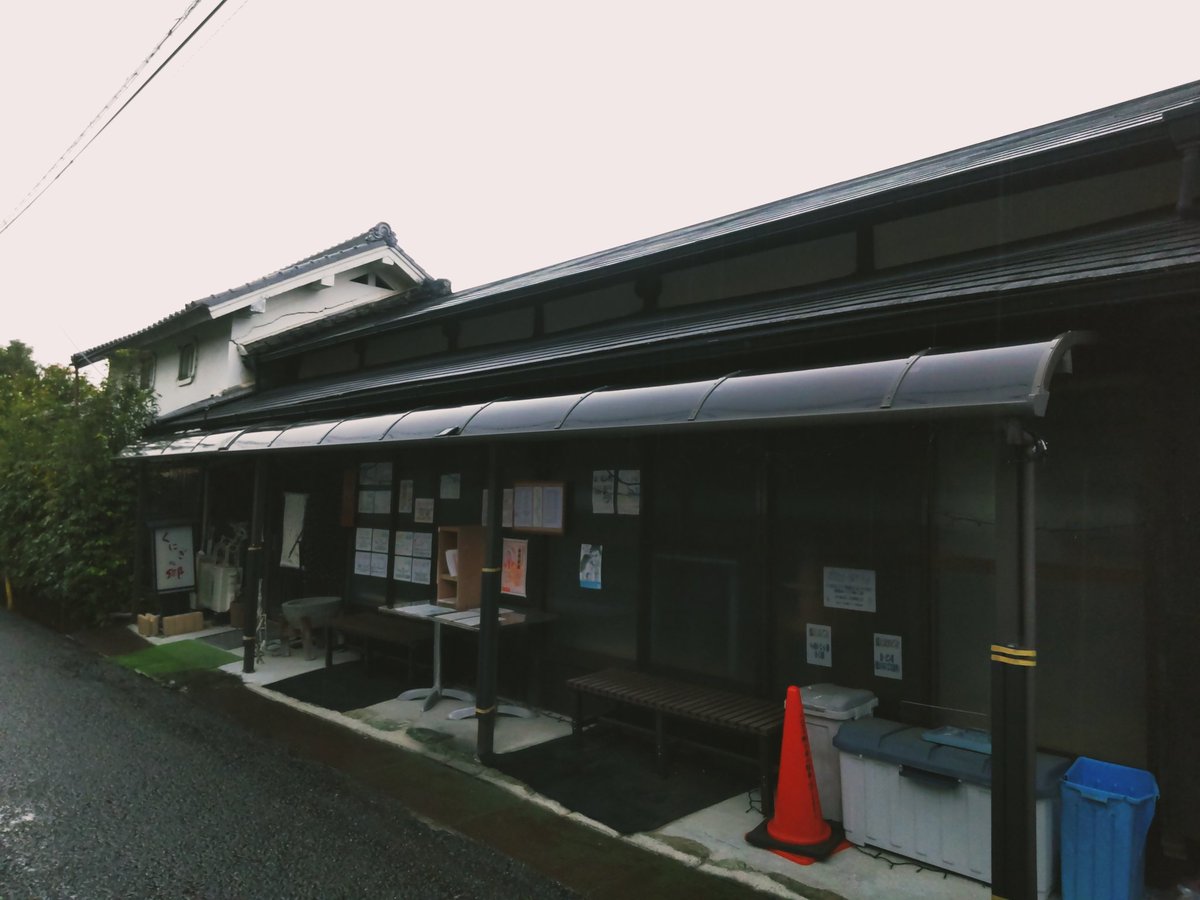 takeuchi_koya's tweet photo. 22年11月29日(火)
急遽休みが入ったので、和歌山県橋本市を訪ねました。
取引先に書類を届けた後、本を借りに図書館へ。
その前に図書館の南側にあるベ一カリーでお茶しました。雰囲気が良かったな。
スーパーで買い物をした後、橋本駅から電車に乗りました。
売店に自販機が置かれてたのが残念です。 https://t.co/aFtMPxRbO6
