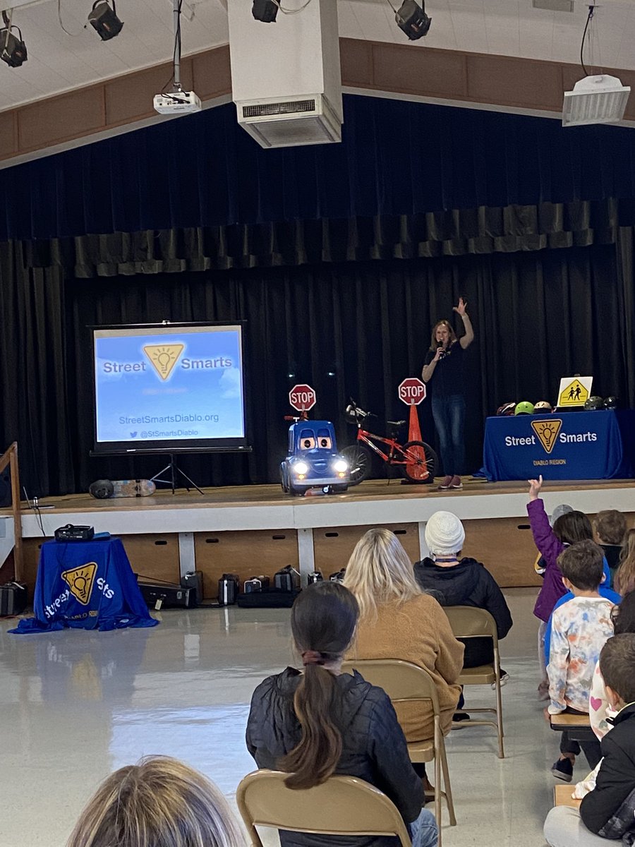 asminn01's tweet photo. Mr. Beeps makes an appearance at @WalnutHeightsWC #streetsmarts https://t.co/gMyynwhGwL