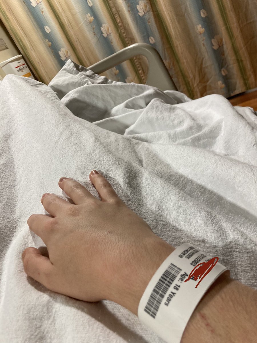 ponyoshamslice's tweet photo. Matty Healy kissed that boy on stage and hours later I ended up in the hospital…coincidence, I think not https://t.co/8jRWDSfszd