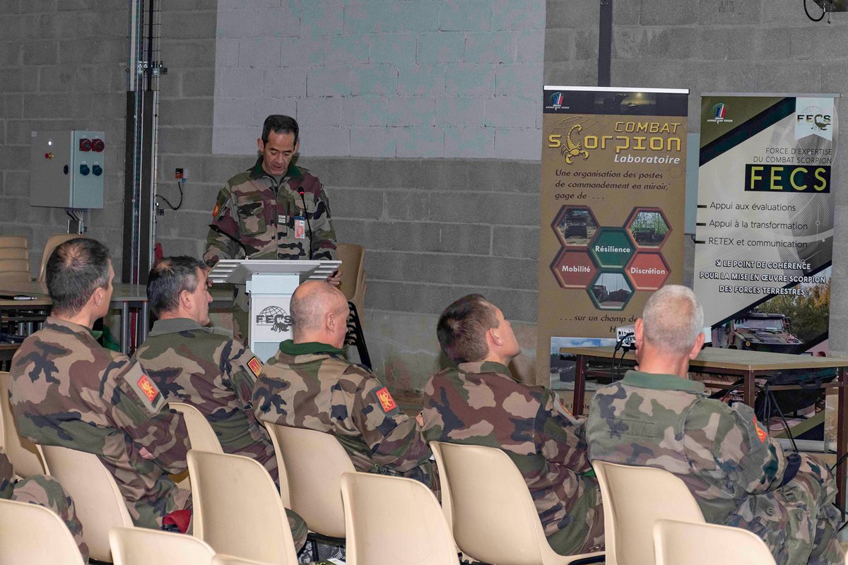 COM_ECIA's tweet photo. [#SCORPIONXII] Pilote du LCS, l'E2CIA éclaire et accompagne la transformation SCORPION des forces terrestres.
Ici, le binôme #DEPCIA / #FECS présente la doctrine #SCORPION et les équipements du programme au COMFT à l'occasion d'une démonstration dynamique à la FECS. #PrépaOps https://t.co/VOWv2c0b40