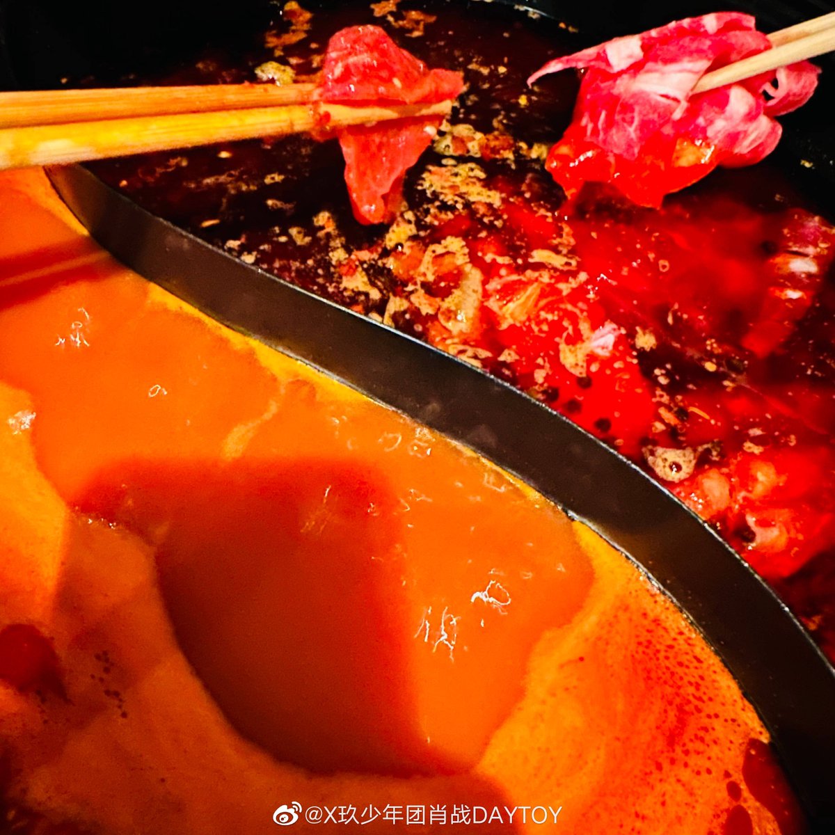 xzhan1005's tweet photo. 221130 Xiao Zhan Weibo Update:

“Rainy nights and hot pot go well together 👍🏽” https://t.co/Zj2t8UnVTZ
