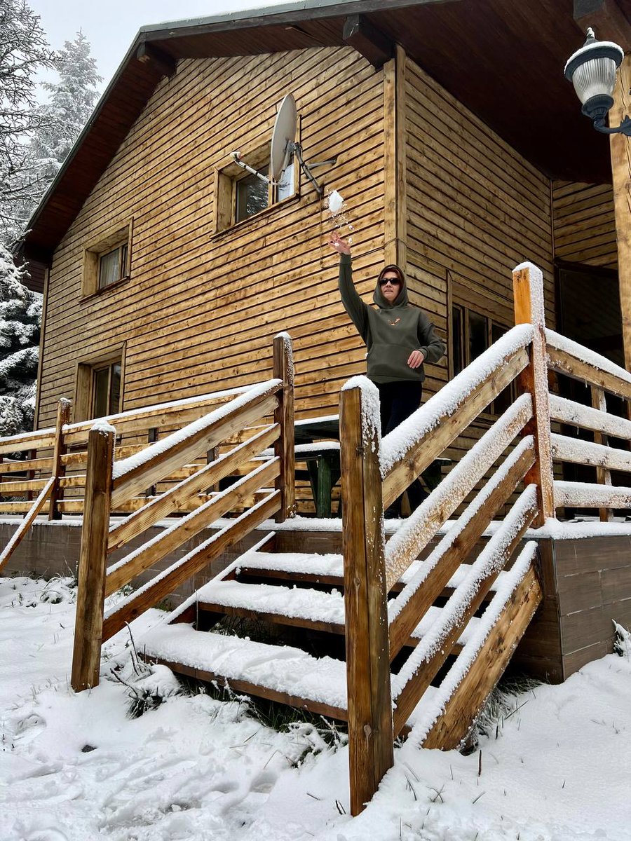 Moose Blues ile Uludağ'da kar keyfi 🛷❄☃️
İçi yumuşak, 3iplik şardonlu, %100pamuk astarlı kapüşon, kanguru cep, gizli file cep.
Diğer ürünlerimizi incelemek için neosnui.com'a hemen gel 😊

#sınırlısayıda #hoodie #kangurucep #gizlicep