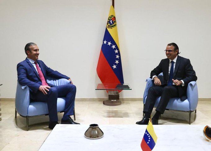 CriptoElPetro's tweet photo. Después de que el gobierno norteamericano diera autorización a Chevron para realizar operaciones en Venezuela, el presidente de la empresa Javier La Rosa se reunió con el Ministro de Petróleo @TareckPSUV para la firma de acuerdos y revisar convenios. #PdvsaEnVictoria https://t.co/q2UyYrxn0c