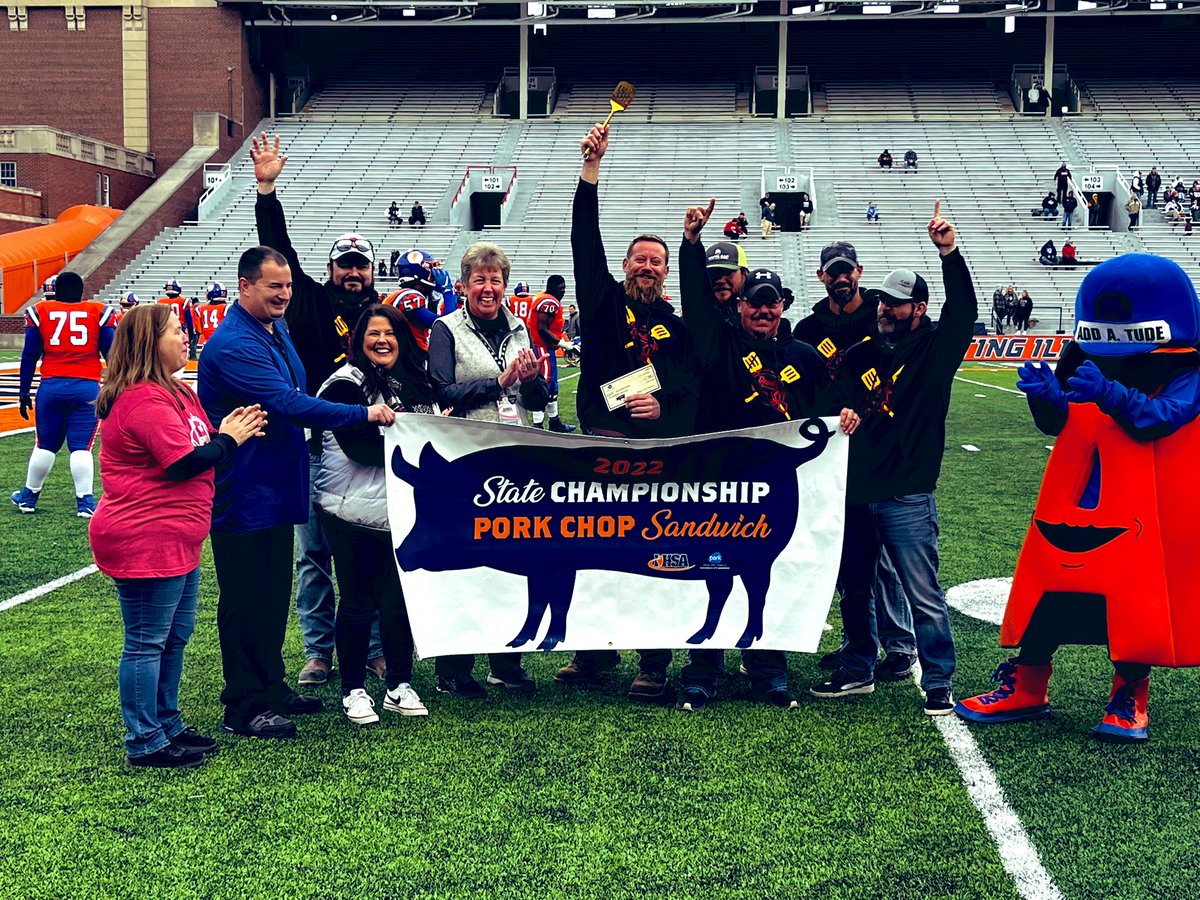 🏆🥩🏈 The #IHSA &amp; Illinois Pork Producers Association were proud to recognize members of the 2022 #PorkandPigskins state champion squad from Hall HS at <a href="/IHSAState/">IHSA State</a> football on Saturday!
 
🐖 Thanks to @ilpork board member Jill Brokaw for handing out the check &amp; golden spatula!