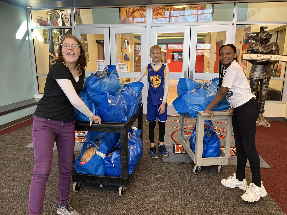 MahaffieKnights's tweet photo. 5th grade leaders helped to unload food bags donated by the M.U.F.F.I.N. (Mothers United For Families In Need) FUND through Olathe Public Schools Foundation #opsfoundation #opsmomentsthatmatter https://t.co/vEbsrY8Svf