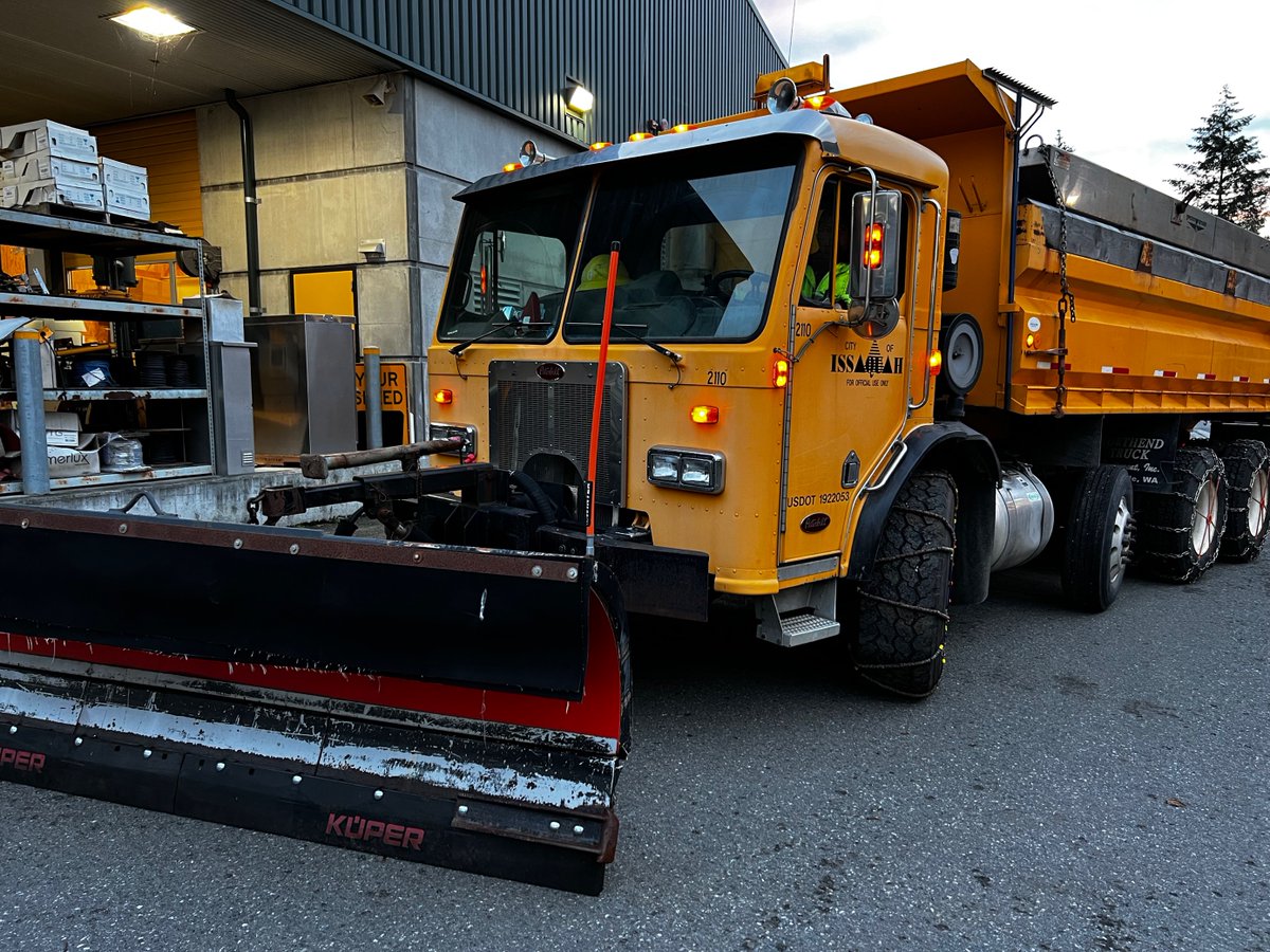 cityofissaquah's tweet image. Our crews are setting up snow plows to focus on higher elevations now. Check road conditions at issaquahwa.gov/snow2022. #wawx