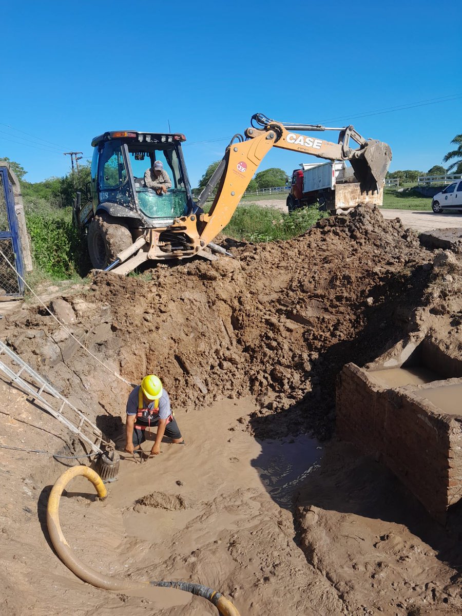 chacosameep's tweet photo. 🚧 👷🏼♂️ Operativos para mejorar el servicio💧en #LaLeonesa
▪️ Reparación caño de agua cruda de Acueducto La Leonesa - Las Palmas - Vedia https://t.co/NmKRT8ex5c
