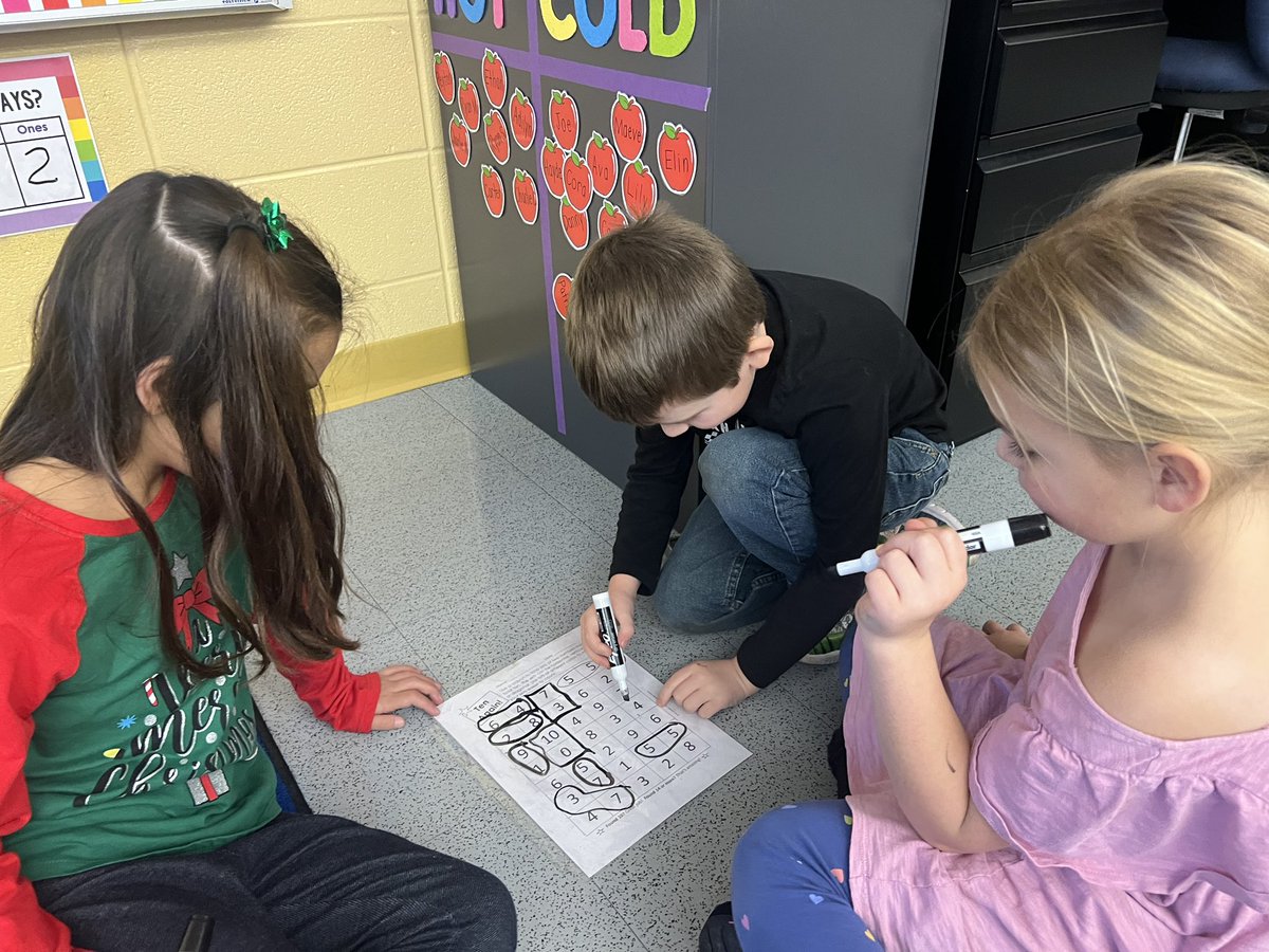 uchen12's tweet photo. A few friends finding friends of ten ๐๐ป #mathstrategies #makingten https://t.co/QWYRkDZyj4
