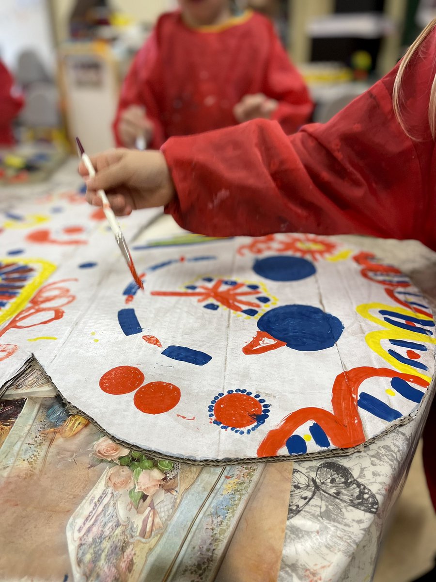 LVive1's tweet photo. #école #maternelle #grandesection #artsvisuels #graphisme #couleurs # l’expo idéale se poursuit avec notre petit bonhomme de pain d’épice version Hervé Tullet ! Bravo les enfants ! https://t.co/zOziIjAuxT