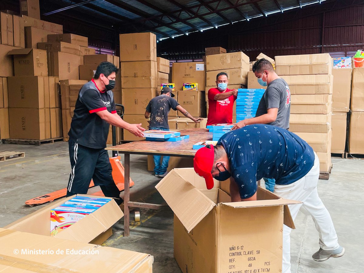 Visita a bodegas donde se organizan y clasifican los juguetes, que serán trasladados a todo el país, para entregar a niños y niñas de Educación Inicial, Especial, Primaria Regular y Multigrado; enviado con amor por el Presidente Daniel Ortega y Vicepresidenta Rosario Murillo.