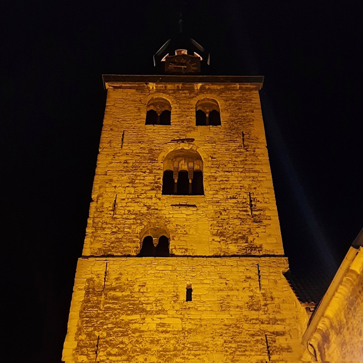 So festlich beleuchtet sehen Marktplatz und Kirchturm der Stadtkirche derzeit am Abend aus. #UnserSchönesKönigslutter