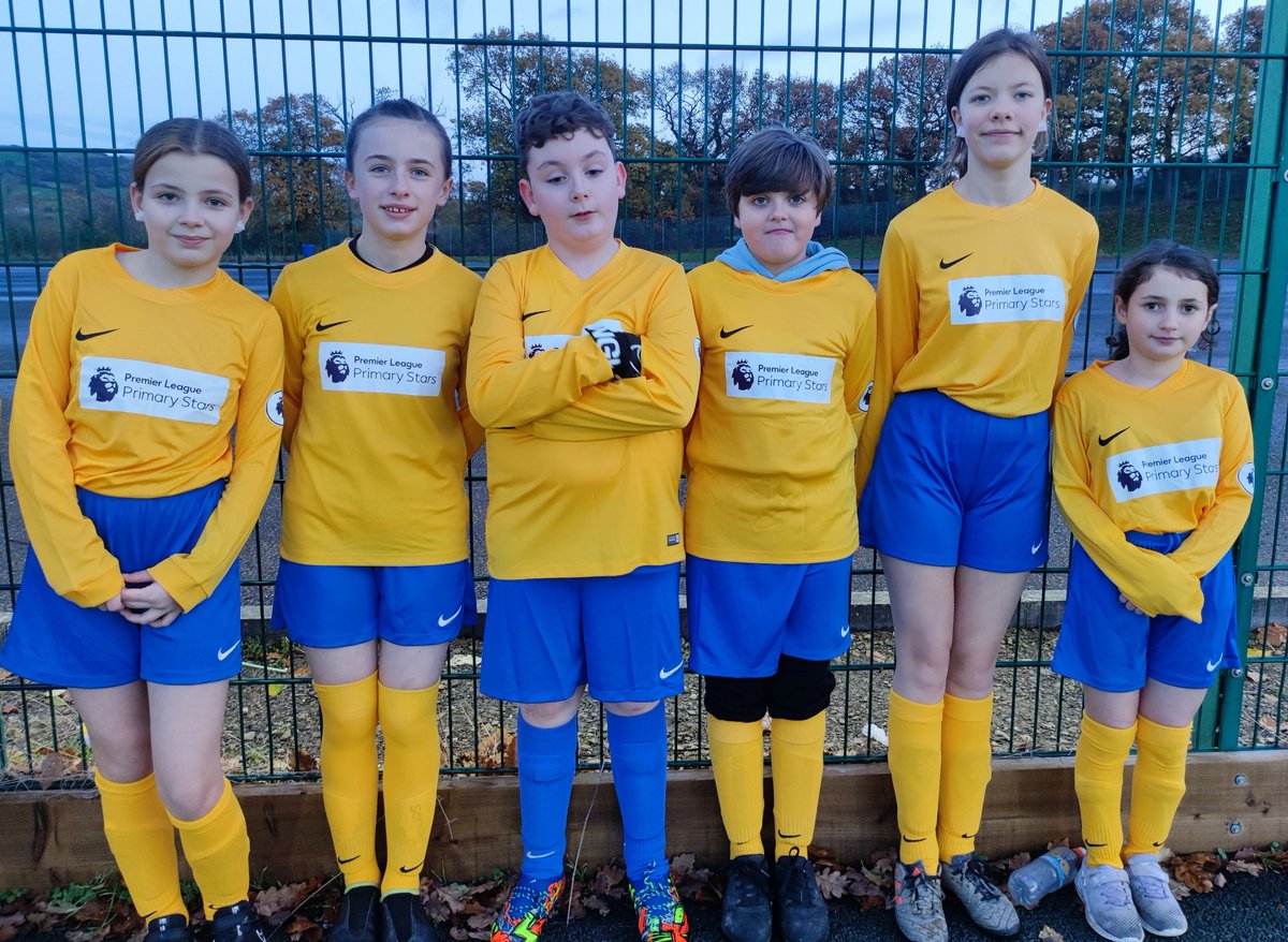 Da iawn tîm pêl-droed Cystennin who represented their school so well at the area turn up and play tonight! Diolch <a href="/YsgolBrynElian/">Ysgol Bryn Elian</a> <a href="/YsgolPyB/">Ysgol Pen y Bryn</a> <a href="/YsgLlandd/">Ysgol Llanddulas</a> <a href="/Ysgolbodalaw/">Ysgol Bod Alaw</a>