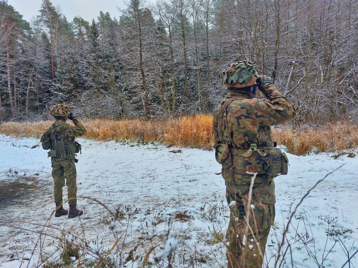 12Dywizja's tweet image. Kolejny dzień, kolejne zadanie, kolejny patrol z żołnierzami 1. Lęborski batalion zmechanizowany im gen. Jerzego Jastrzębskiego 🇵🇱

#SłużymyNiepodległej #1Lbz #Dwunastka #WojskoPolskie #PolskaPolicja #StrażGraniczna