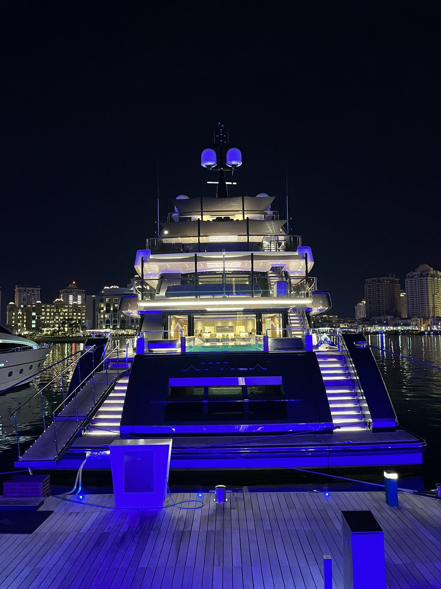 SantiDiPaolo's tweet image. Veníamos caminando por La Perla en Doha, vemos un barco que nos llama tremendamente la atención. Tiene 5 pisos, pileta, y mil cosas que no se pueden ver desde afuera. Googleamos un poco y el dueño es un argentino, dueño de Edenor. El barco más piola de La Perla es argentino sres.