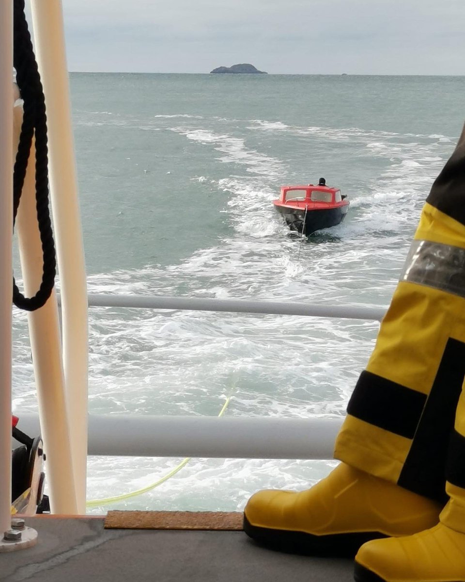 StDavidsRNLI's tweet photo. After losing its outboard engine at sea, drifting some distance, and with no means of #callingforhelp, a small fishing vessel was rescued by our #volunteer crew today after coast path walkers raised the alarm.
@rnli #OutOnAShout #alwaysoncall #lifeboat #stdavids #porthgain https://t.co/ygW5kAw4qr