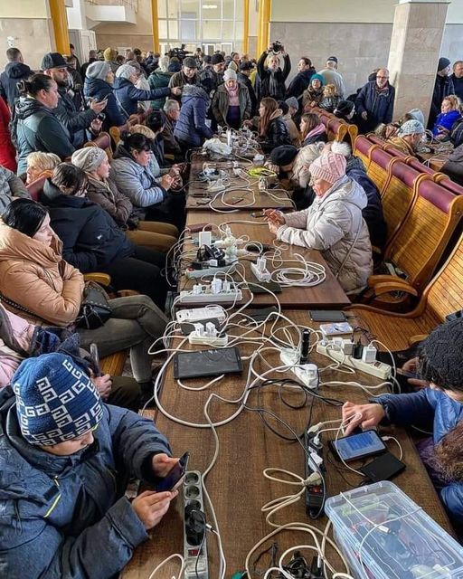 "Electricity-club". charging phones in Kherson after liberation. Still no electricity but there are generators and generosity.