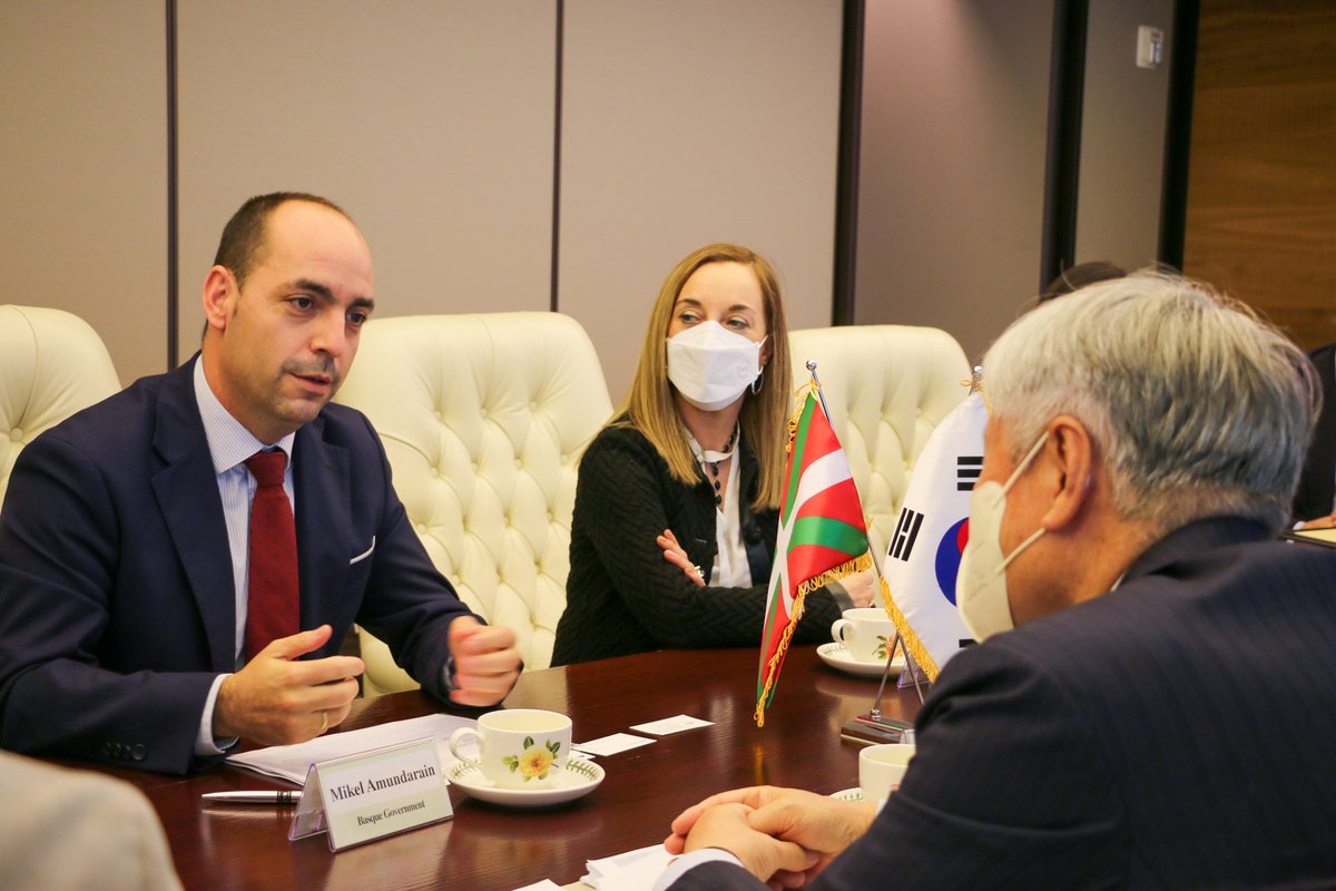 industriaEUS's tweet photo. 🇰🇷🧬 La delegación vasca de viaje oficial en Corea del Sur ha visitado hoy las instalaciones de la empresa #CHAbiotech, líder en el sector de la biotecnología.
La de hoy ha sido una buena oportunidad para analizar ámbitos de colaboración entre Euskadi y Corea. https://t.co/zVFJuHdwcv