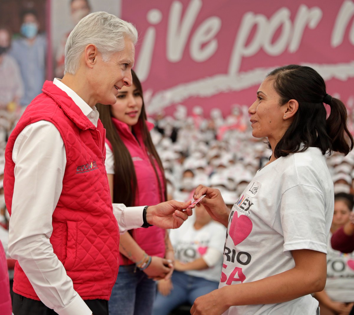 En #Zumpango reiteramos nuestro compromiso con las amas de casa mexiquenses con la entrega de más de 7,000 tarjetas del #SalarioRosa.