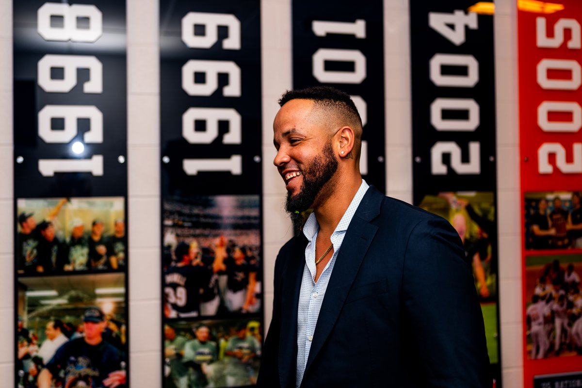 astros's tweet photo. We don't rebuild, we reload. https://t.co/TCSwdyP6sv