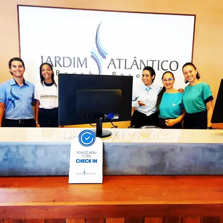 SetreBahia's tweet photo. Que os cursos profissionalizantes do #QualificaBahia são excelentes já sabemos, mas queremos destacar a iniciativa do Hotel Jardim Atlântico de #Ilhéus, que proporcionou à uma das alunas do curso de recepcionista vivenciar um dia de atividades em suas instalações. Demais, né?😃👏🏾 https://t.co/1NY4ESPzYQ