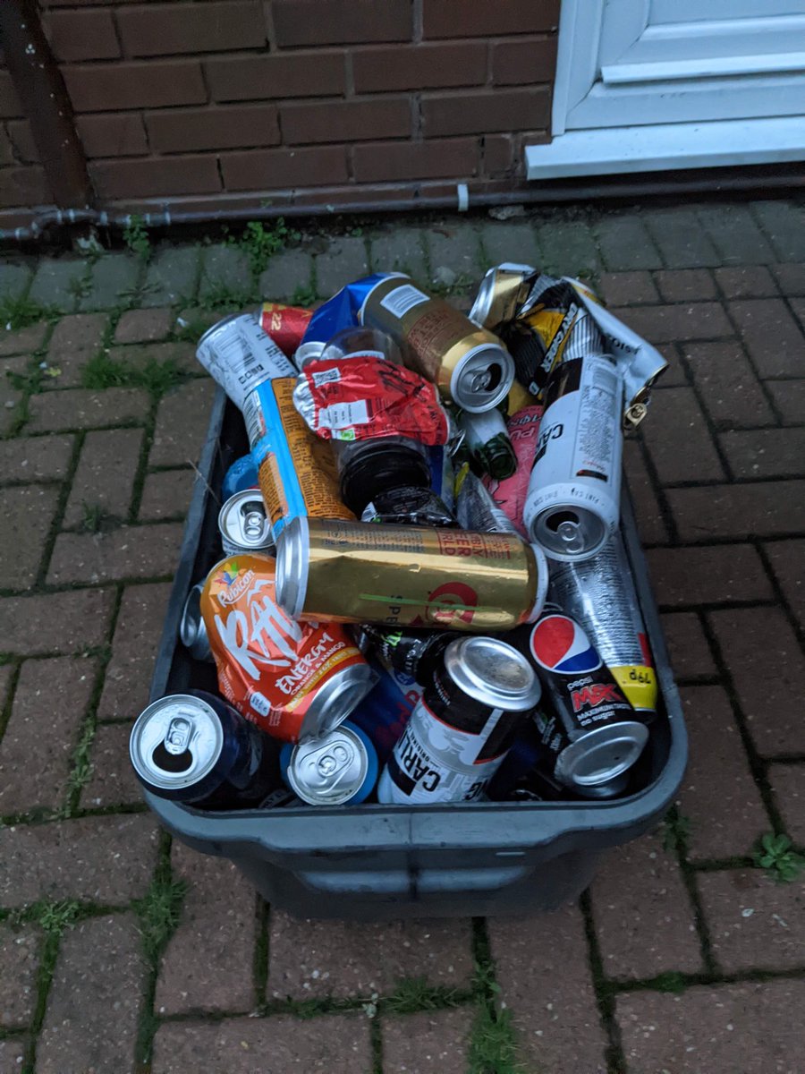 Another weeks worth of cans and other recyclables. I wish we were more like the Japanese when it comes to litter 🇯🇵