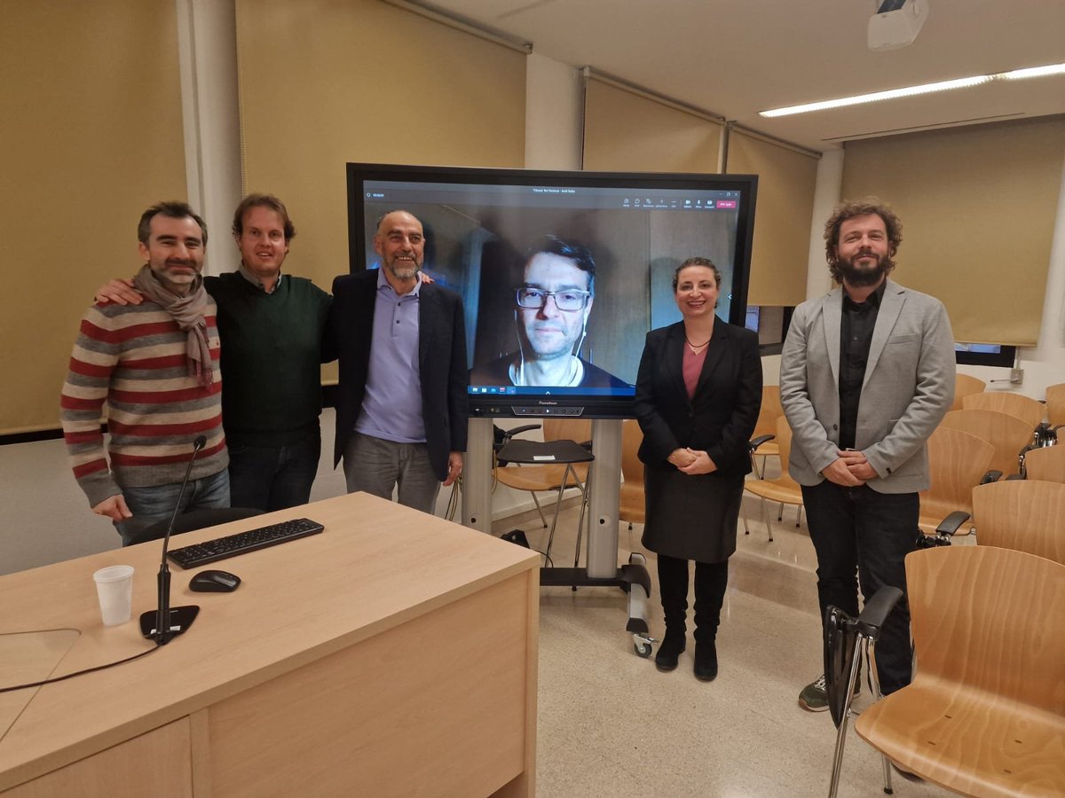 Ayer defendió su tesis doctoral Jordi Badia, ex Dircom del <a href="/FCBarcelona_es/">FC Barcelona</a>. Tuve el honor de evaluarla como miembro del tribunal, junto con Ricardo  Carniel y <a href="/JdeSanEugenio/">Jordi de San Eugenio</a> . Enhorabuena al nuevo doctor, al director <a href="/xavierginesta/">Xavier Ginesta 🎗</a> y al tutor Santiago Giraldo. #SportCommunication